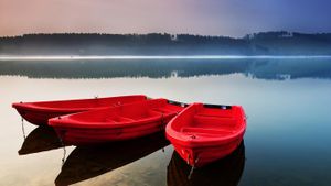 Drei rote Boote am Sorpesee, Sauerland, Nordrhein-Westfalen – Zweiter Preis GEO-Bing-Fotocontest (© Paul Wozniak)(Bing Deutschland)