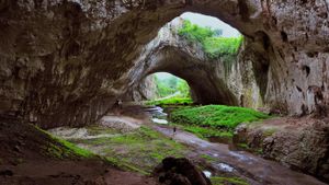 保加利亚，洛维奇附近的德弗塔什卡洞 (© Marholev/E+/Getty Images)(Bing China)