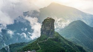 武陵山脉的最高峰梵净山，中国西南 (© Keitma/Alamy)(Bing China)