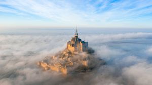 Abbaye et baie du Mont Saint-Michel, Normandie (© Mathieu Rivrin/Getty Images)(Bing France)