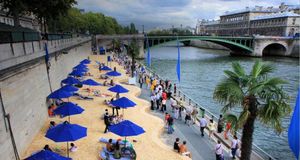 Paris Plages, plages de sable sur les berges de la Seine, Paris (© Helene Roche Photography/Alamy) &copy; (Bing France)