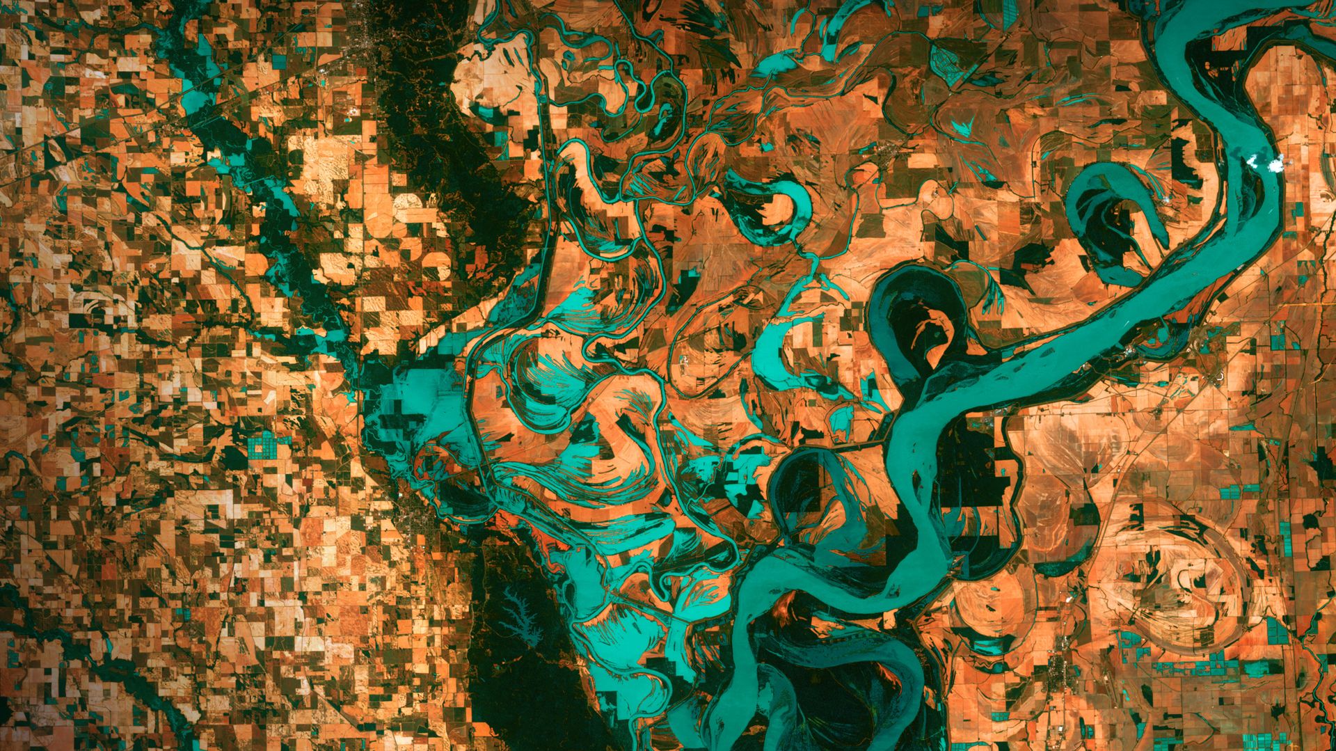 Mississippi River on the border between Arkansas and Mississippi, USA