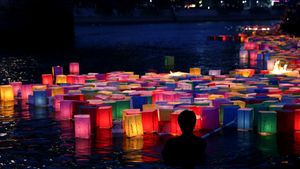 広島平和記念公園のとうろう流し, 広島県 広島市 (© Buddhika Weerasinghe/Stringer/Getty Images)(Bing Japan)