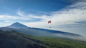 Parapente sobre el Parque Nacional del Teide, Tenerife, Islas Canarias, España (© Rafal Michal Gadomski/ShutterStock)(Bing España)