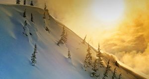 夕阳下的滑雪者 (© Felix Rioux/Lonely Planet Images) &copy; (Bing China)