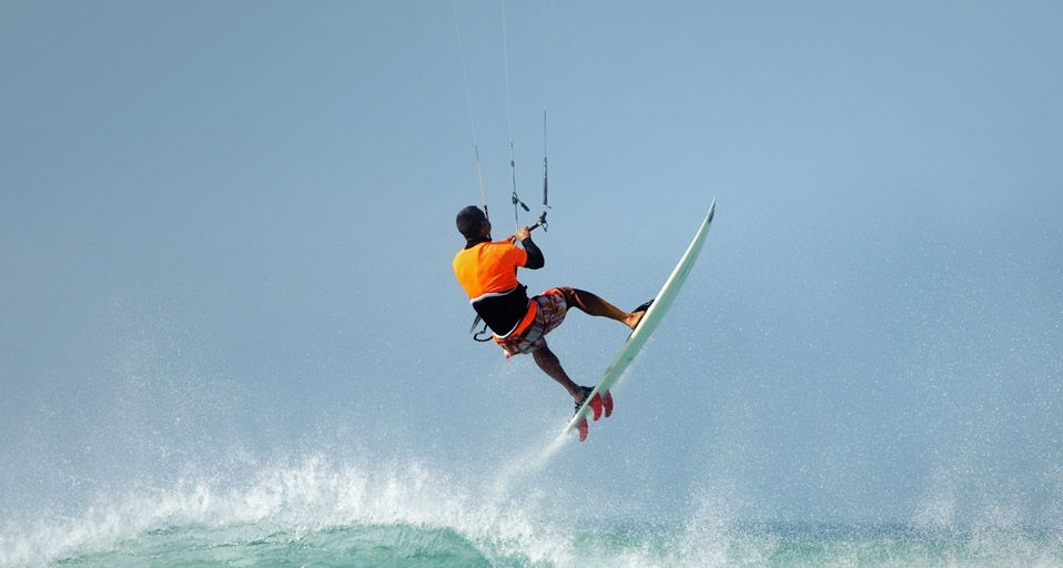 Ein Kitesurfer hebt ab