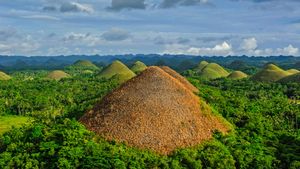 Chocolate Hills sur l’île de Bohol aux Philippines (© Danita Delimont/Offset by Shutterstock)(Bing France)
