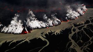 冰岛，胡勒汉火山喷发 (© Johnathan Ampersand Esper/Aurora Photos)(Bing China)