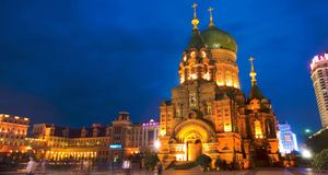 东北冰雪之旅：哈尔滨夜色中的圣索菲亚大教堂 -- Best View Stock/Photolibrary &copy; (Bing China)