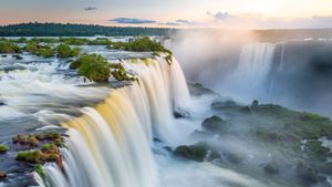 Iguazu Falls seen from Paraná, Brazil (© agustavop/Getty Images)(Bing Australia)