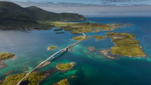 Pont rejoignant le village de Fredvang sur l’île de Moskenes, îles Lofoten, Norvège (© Daniel Korzhonov/500px)(Bing France)