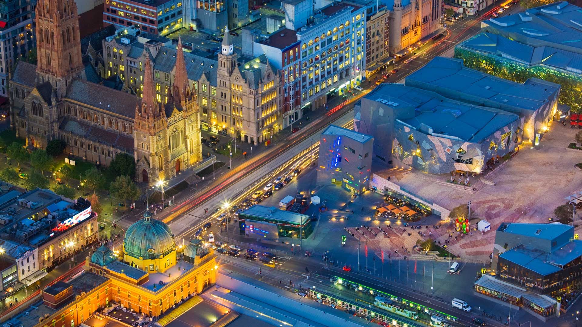 Federation Square, Flinders Street Station, trams and St-Paul\'s Cathedral, Melbourne