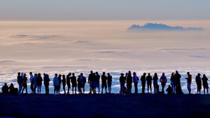 Visiteurs au sommet du volcan Haleakalā, Parc national de Haleakalā, Hawaï (© Alex Messenger/Tandem Stills + Motion)(Bing France)