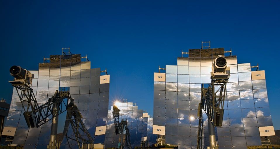 Mirror arrays concentrate light making electricity near Albuquerque, New Mexico