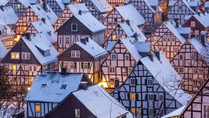 Verschneite Fachwerkhäuser in Freudenberg bei Siegen, Nordrhein-Westfalen (© Thorsten Frisch/Shutterstock)(Bing Deutschland)