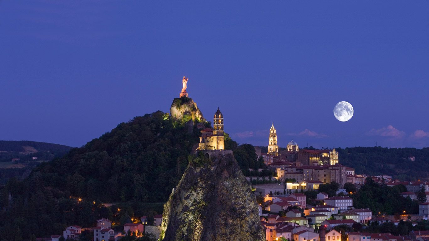 Vue sur le Puy-en-Velay, le Rocher de Corneille et la chapelle Saint-Michel d’Aiguilhe, Haute-Loire, Auvergne