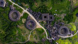 Fujian Tulou complex of historical and cultural heritage buildings in Fujian province, China (© Hongjie Han/Getty Images)(Bing Canada)
