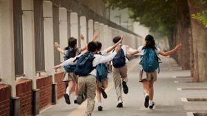 上学路上，身穿校服的学生的背影 (© Blue Jean Images/Alamy)(Bing China)