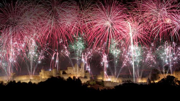 Feu d’artifice du 14 Juillet au-dessus de la ville de Carcassonne, Aude, Languedoc-Roussillon