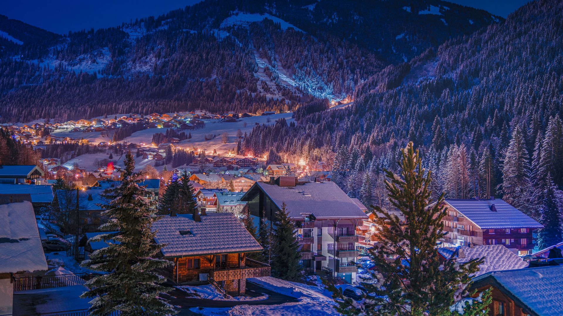 Vue sur un village de montagne illuminé, France