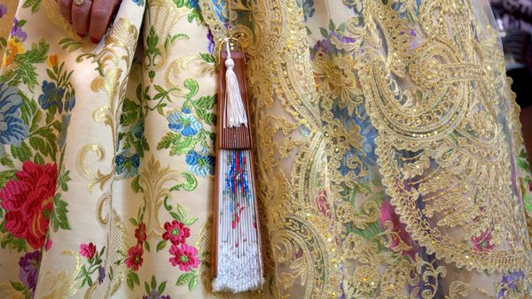 Traje típico de fallera en las Fallas de Valencia, España