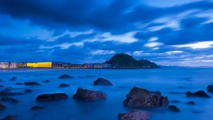 Atardecer en la Playa de Zurriola, San Sebastián, País Vasco (© Poliki/iStock/Gettyimages)(Bing España)