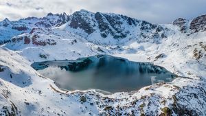 Le Lac Gentau enneigé, Pyrénées Atlantiques (© MICHAUX Stéphane/Hemis.fr/Alamy)(Bing France)