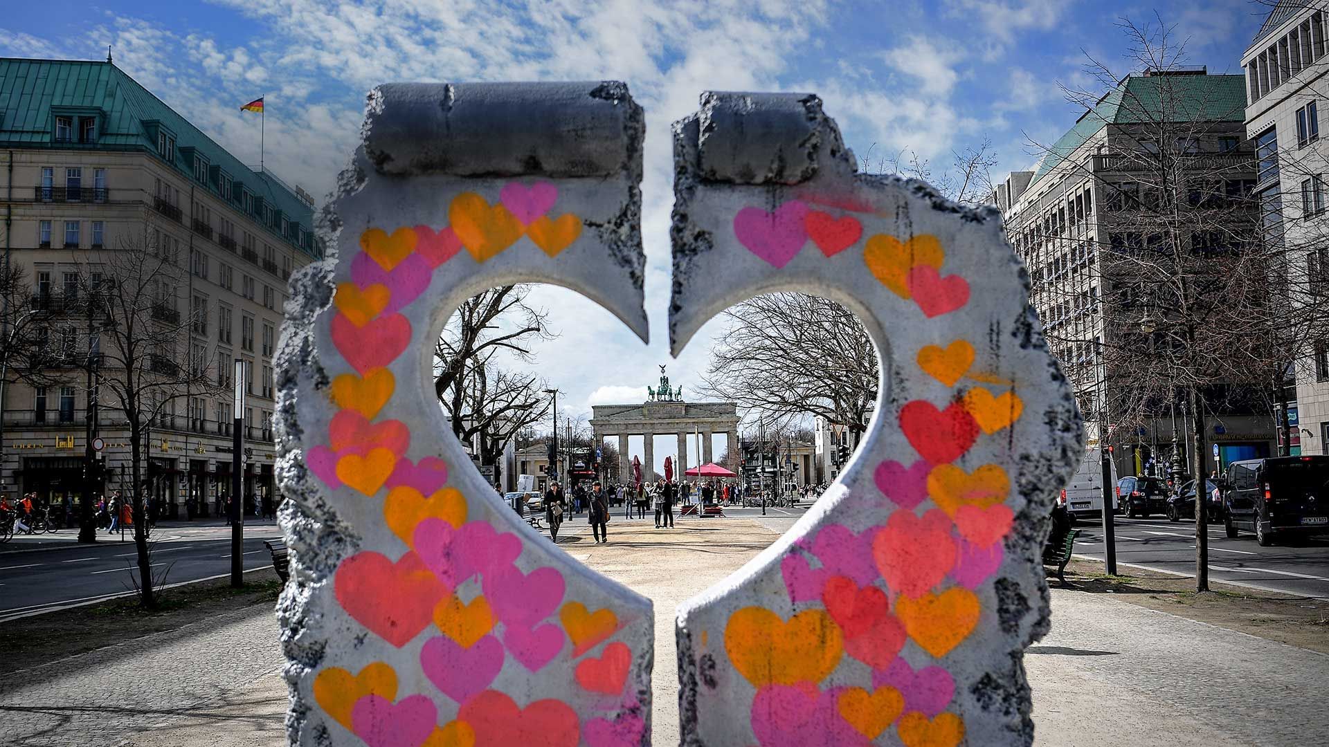 La porte de Brandebourg vue à travers une réplique en forme de cœur du Mur de Berlin