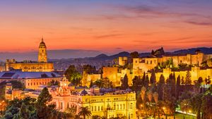 黄昏下的马拉加老城，西班牙 (© Sean Pavone Photo/Getty Images)(Bing China)