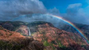 威美亚峡谷和怀波奥瀑布上空的彩虹,考艾岛，夏威夷，美国 (© Beverley Van Praagh/Getty Images)(Bing China)
