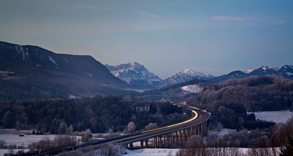 Autobrücke über den Sylvensteinsee, im Hintergrund die Alpen