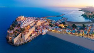 Peñíscola, Castellón, Valencia, España (© MEDITERRANEAN/E+/Getty Images)(Bing España)