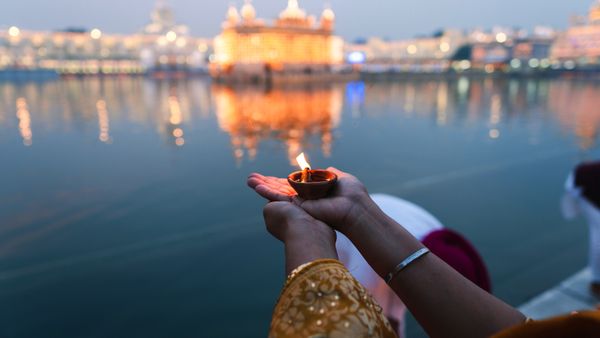 Una diya al Tempio d'Oro durante la Dīpāvalī, Amritsar, India