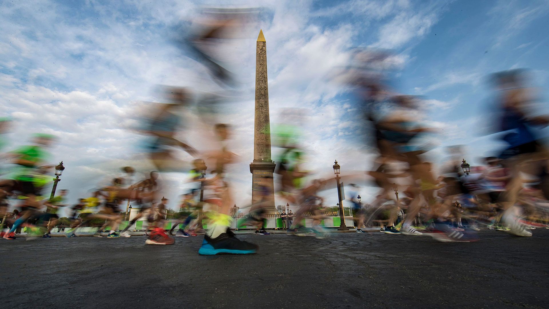 Des coureurs passent devant l’Obélisque place de la Concorde pendant le 42ème marathon de Paris en avril 2018