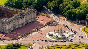 白金汉宫和维多利亚女王纪念碑，伦敦 (© CTC Creative/Offset)(Bing China)