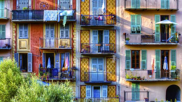 Façades d’immeubles multicolores, Sospel, Provence-Alpes-Côte d'Azur, France
