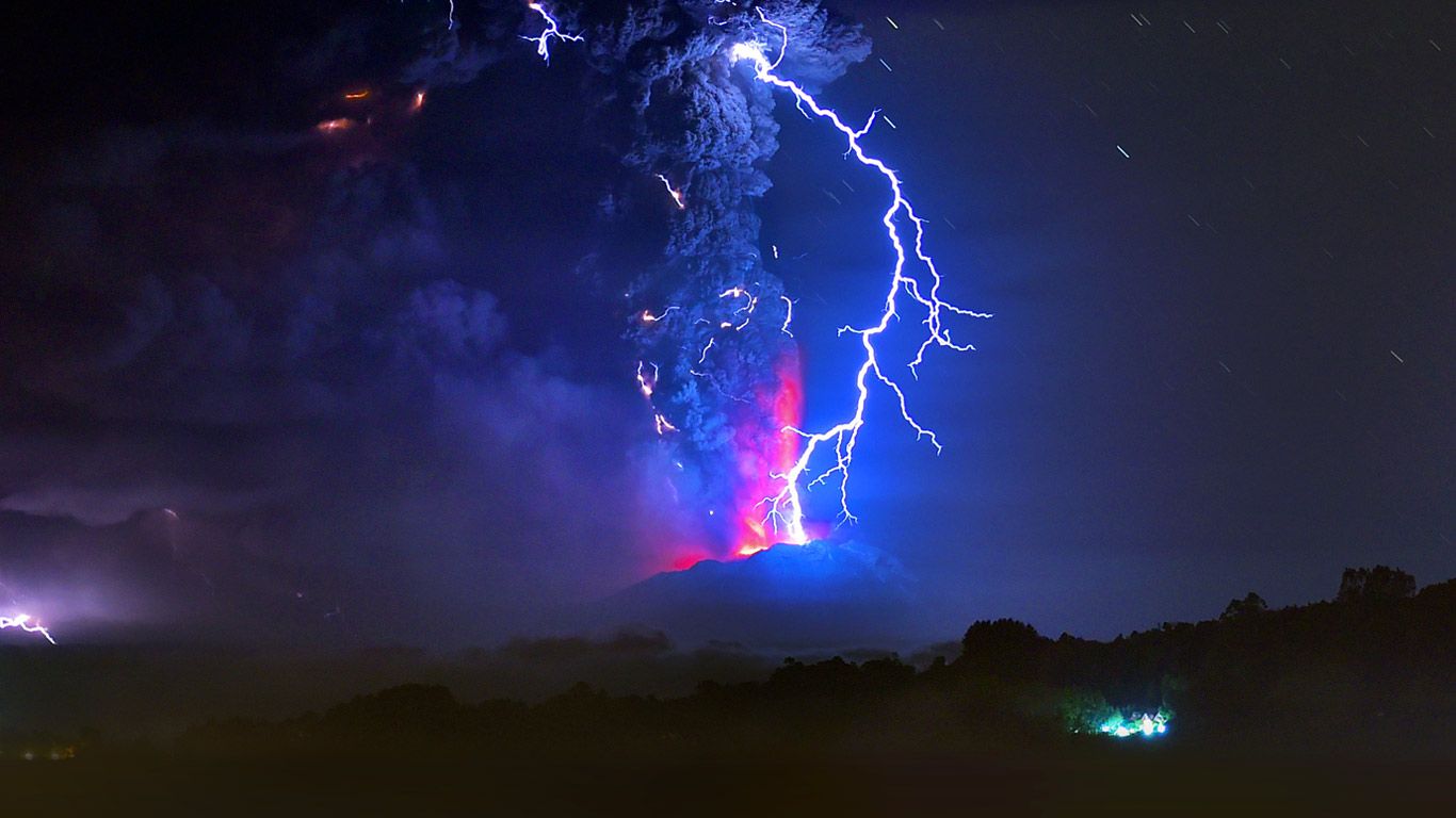 Chile's Calbuco volcano erupting in April 2015