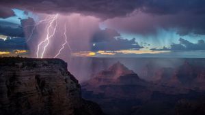 グランド・キャニオンの稲妻, 米国 アリゾナ州  (© spkeelin/Getty Images)(Bing Japan)