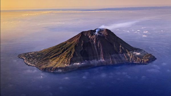 Vista aerea del vulcano di Sromboli sull’omonima isola, nell’arcipelago delle Eolie in Sicilia