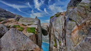 Kjeragbolten boulder, Kjerag mountain, Rogaland, Norway (© Angel FAyE/Getty Images)(Bing Australia)