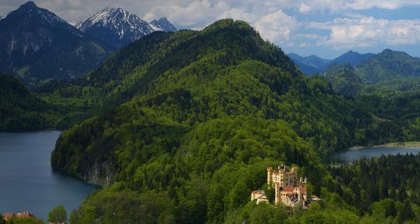 Blick auf das Schloss Hohenschwangau und den Alpsee in Bayern