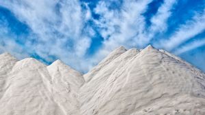 Dune di sale nelle saline, Sardegna, Italia (© Stefano Oppo/Getty Images)(Bing Italia)