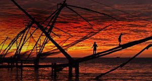 Pêcheurs au coucher du soleil à Kochi dans le Kérala, Inde (© Anders Blomqvist/Lonely Planet Images) &copy; (Bing France)