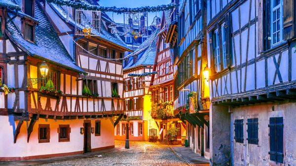 Marché deNoël dans le quartier historique de la Petite France, Strasbourg, Alsace