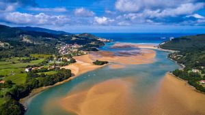 Río Oca, Mundaka, Vizcaya, País Vasco, España (© Tuul and Bruno Morandi/Alamy)(Bing España)