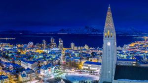 Reykjavik de nuit, Islande (© Arctic-Images/Corbis Documentary/Getty Images)(Bing France)