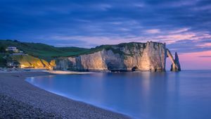 The chalk cliffs of Étretat, Normandy, France (© MarcelloLand/Getty Images)(Bing United Kingdom)