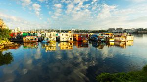 加拿大不列颠哥伦比亚省，维多利亚，渔人码头的船屋 (© Shaun Cunningham/Alamy)(Bing China)