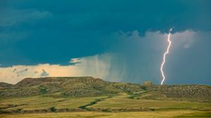Lightning striking over 70 Mile Butte and Sleeping Lion Butte, Grasslands National Park, Saskatchewan (© Design Pics/DanitaDelimont.com)(Bing Canada)