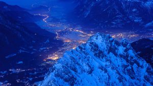 Blick von der Zugspitze auf den Waxensteinkamm und das erleuchtete Garmisch-Partenkirchen, Bayern, Deutschland (© Olaf Broders Nature Photography/Oxford Scientific/Getty Images)(Bing Deutschland)